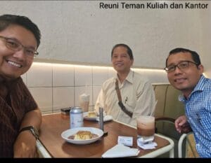 Suasana hangat dalam reuni teman kuliah dan rekan kantor yang penuh canda dan kebersamaan