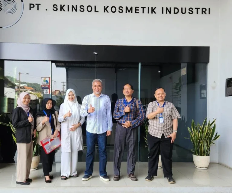 Tim CV Solusi Kita sedang berfoto bersama