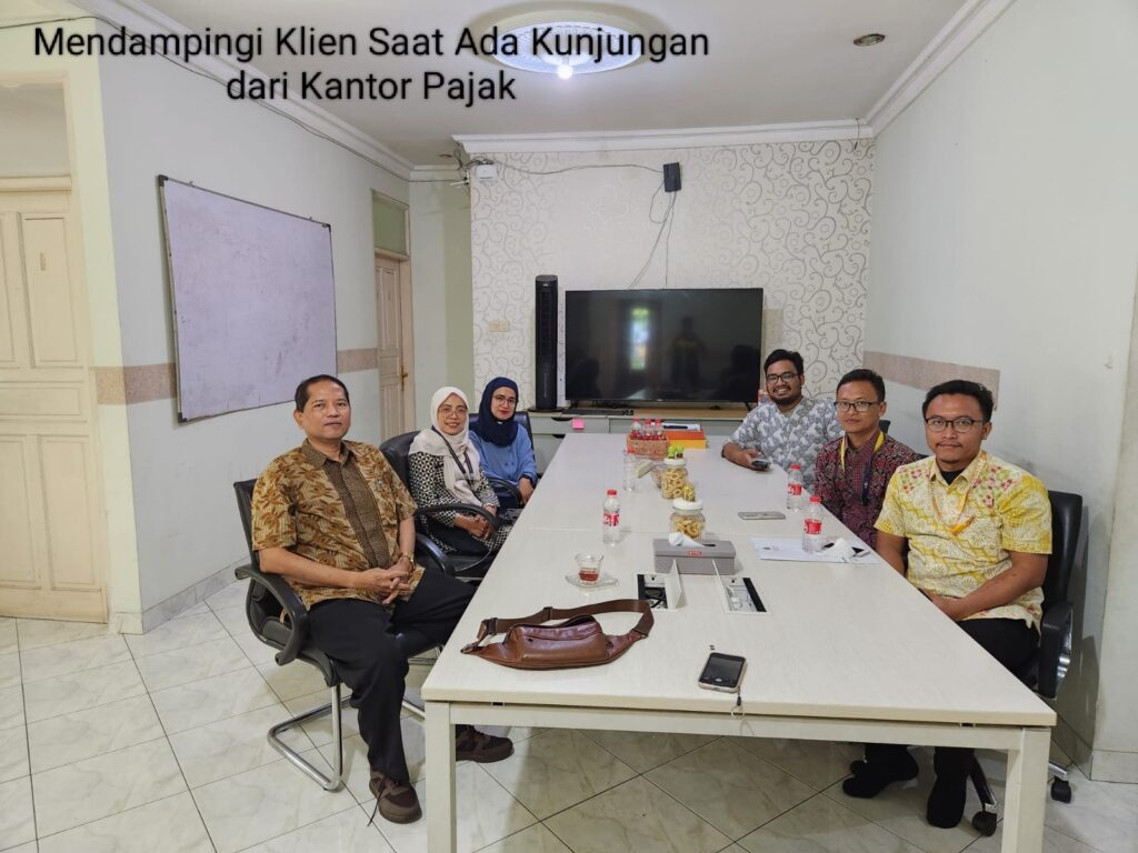 Konsultan pajak mendampingi klien saat kunjungan resmi dari petugas kantor pajak untuk pemeriksaan dan klarifikasi dokumen
