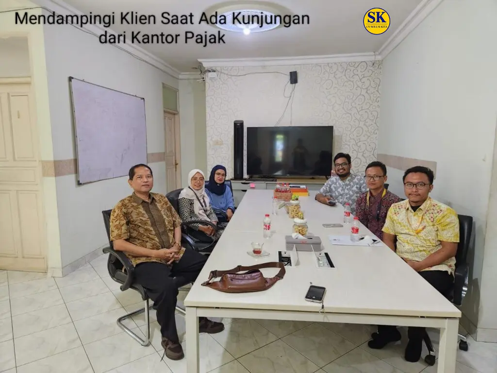 Konsultan pajak mendampingi klien saat kunjungan resmi dari petugas kantor pajak untuk pemeriksaan dan klarifikasi dokumen