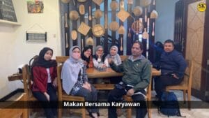 Karyawan CV Solusi Kita menikmati momen makan bersama di sela aktivitas kerja