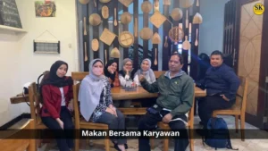 Karyawan CV Solusi Kita menikmati momen makan bersama di sela aktivitas kerja