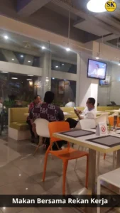 Makan bersama rekan kerja dalam suasana kebersamaan dan kekeluargaan