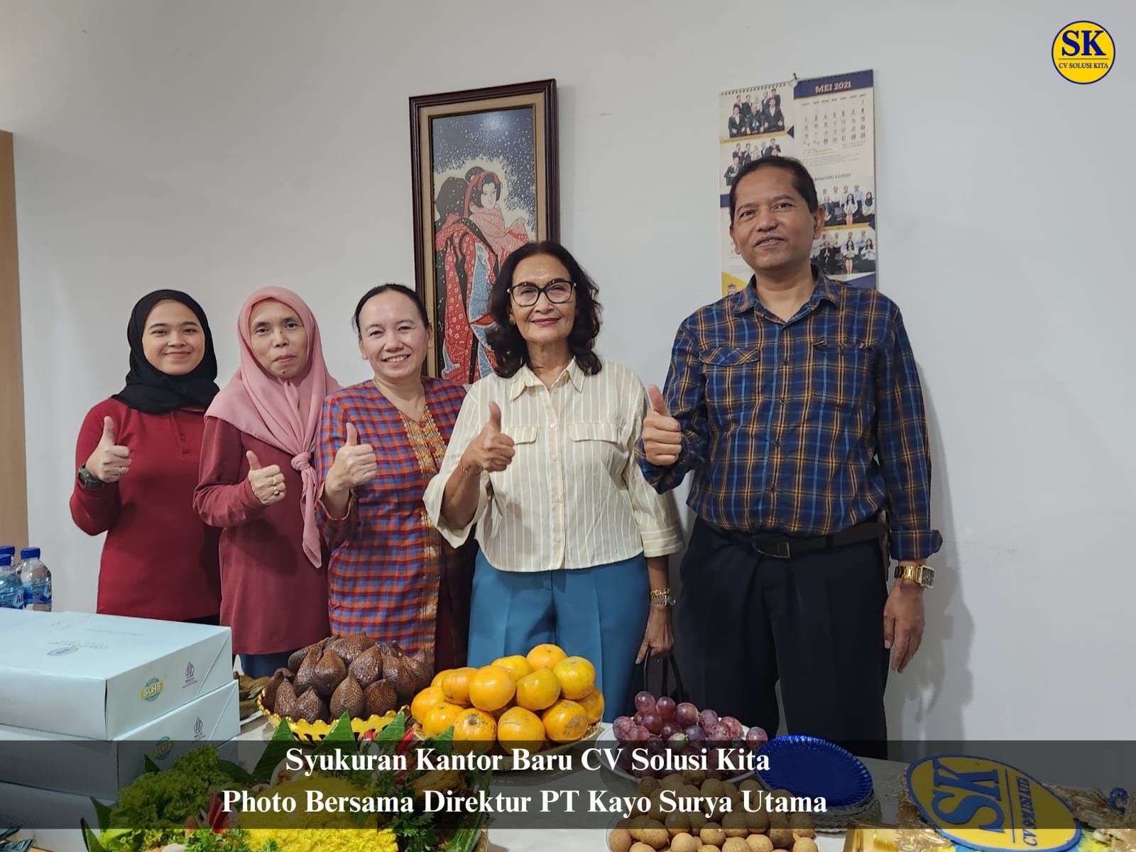 Foto bersama Direktur PT Kayo Surya Utama dan tim CV Solusi Kita pada acara syukuran kantor baru di MTC H-26 Bandung
