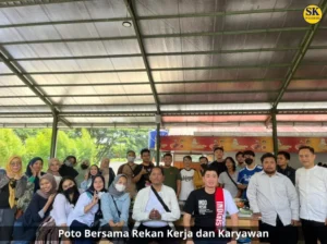 Foto bersama rekan kerja dan karyawan sebagai bentuk kebersamaan di tempat kerja