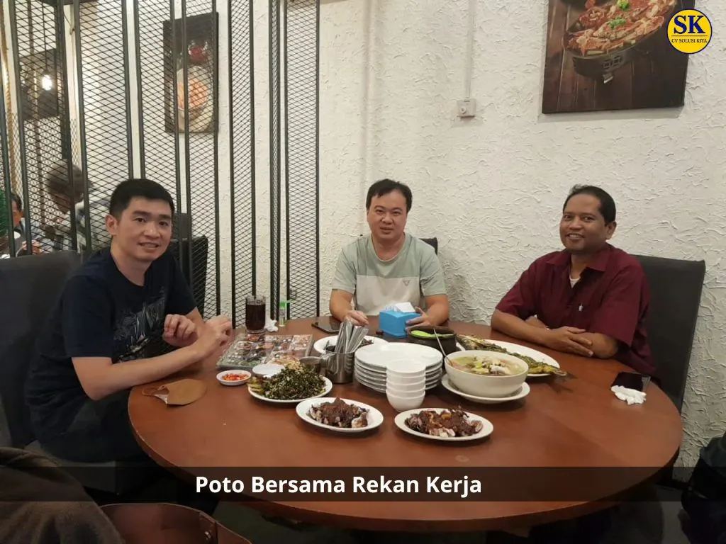 Foto bersama rekan kerja yang kompak dan penuh kebersamaan di luar lingkungan kerja