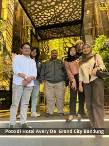 Foto karyawan CV Solusi Kita saat menghadiri acara buka bersama di Hotel Avery De Grand City Bandung.