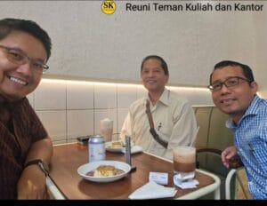 Suasana hangat dalam reuni teman kuliah dan rekan kantor yang penuh canda dan kebersamaan