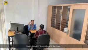 Ruang rapat CV Solusi Kita di kantor MTC Bandung untuk pertemuan klien dan pembahasan kasus pajak