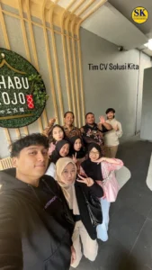Tim CV Solusi Kita makan bersama di luar kantor.