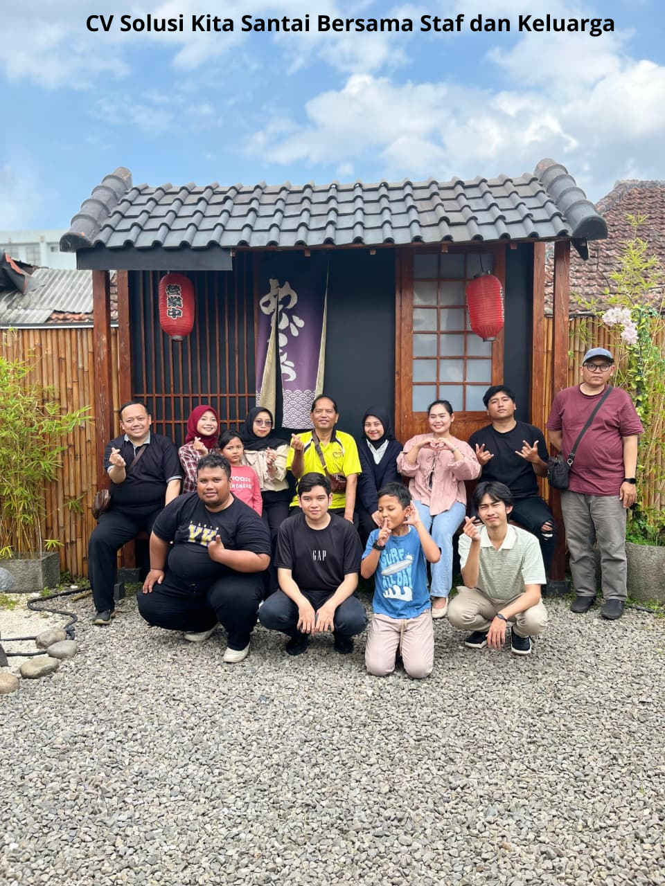 Tim CV Solusi Kita santai bersama staf dan keluarga di sebuah acara kebersamaan, memperlihatkan suasana hangat dan ramah di Bandung.