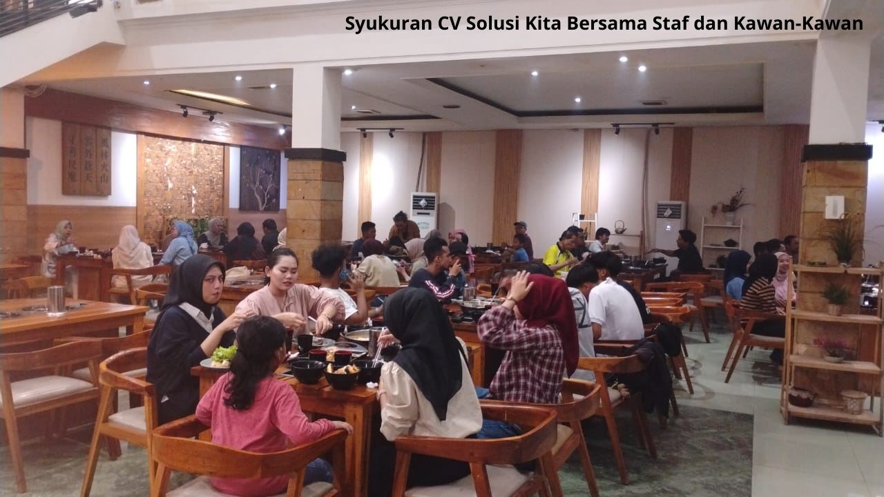 Suasana syukuran kebersamaan tim CV Solusi Kita bersama staf dan rekan konsultan pajak di Bandung, berkumpul makan dan ngobrol santai.