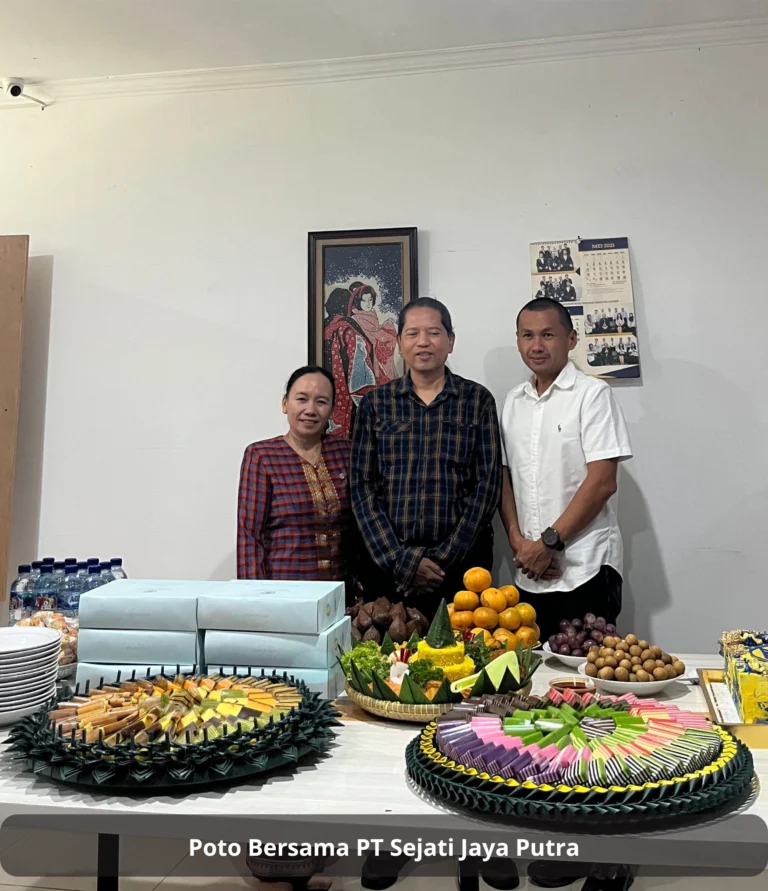 Konsultan Pajak Bandung CV Solusi Kita foto bersama PT Sejati Jaya Putra