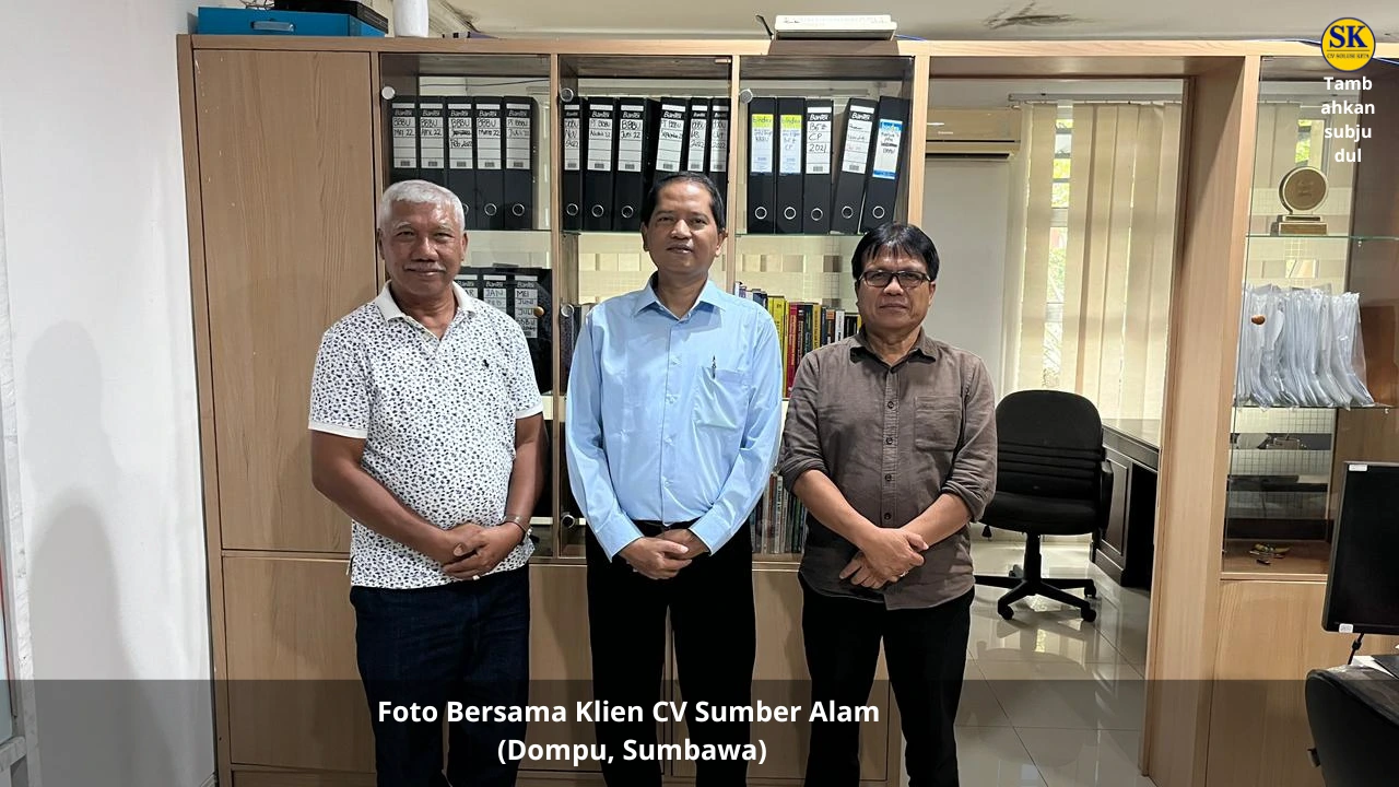 Foto bersama klien CV Sumber Alam dari Nusa Tenggara Barat di kantor CV Solusi Kita Bandung