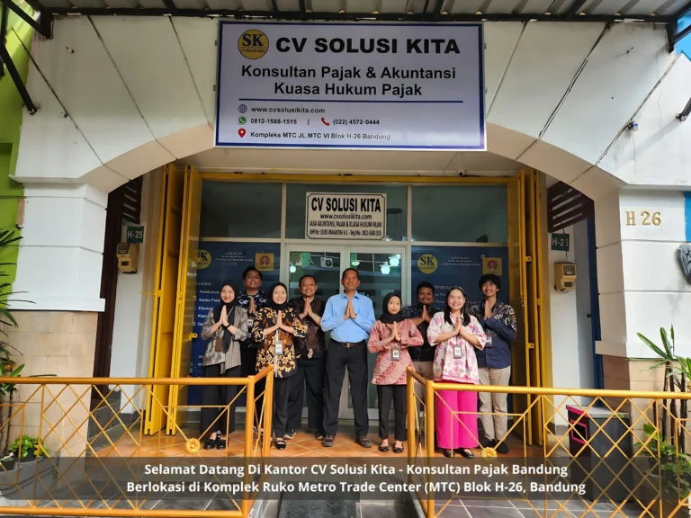 Konsultan Pajak Bandung – CV Solusi Kita MTC H-26, dipimpin mantan DJP & STAN berpengalaman 22+ tahun. Foto tim di kantor baru, siap mendampingi klien dalam pembukuan, SP2DK, pemeriksaan, keberatan, banding, dan restitusi.