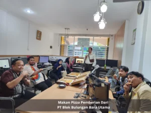 Konsultan Pajak Bandung CV Solusi Kita foto makan pizza bersama PT Blok Bulungan Bara Utama