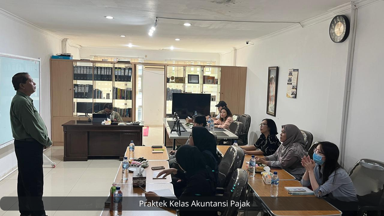 Pelatihan akuntansi pajak untuk klien CV Solusi Kita dengan penjelasan teori pada pertemuan pertama