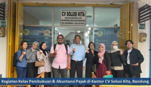 Foto bersama klien CV Solusi Kita yang mengikuti kelas pembukuan di depan kantor, Bandung.