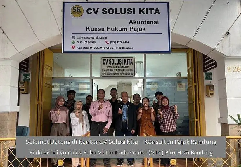 Tim konsultan pajak Bandung CV Solusi Kita bersama Eks DJP Irwansyah Abdullah S dan Suharto di depan kantor MTC Bandung tahun 2026